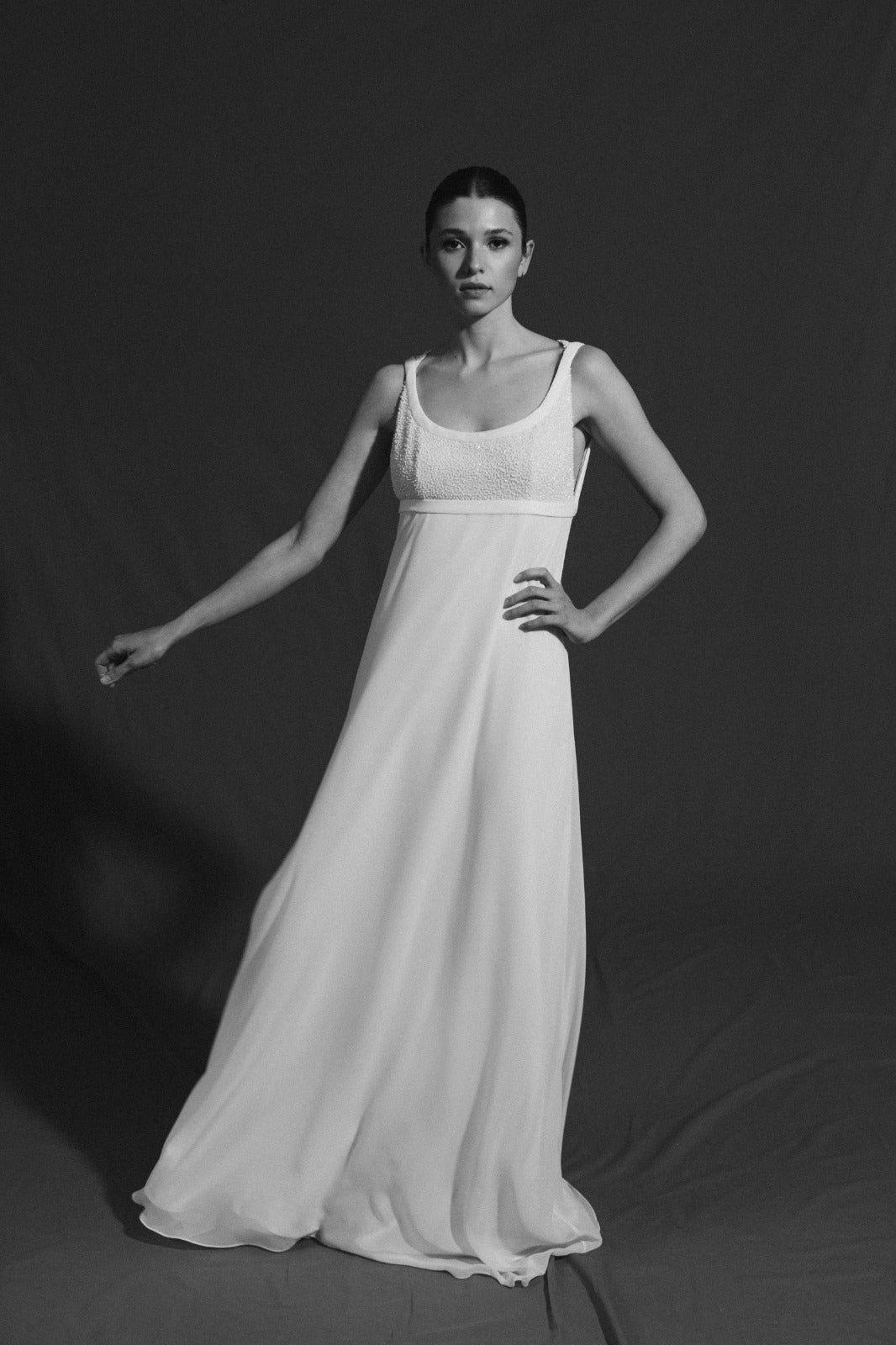vestido de novia de tirantes con adornos de pedrería y escote redondo