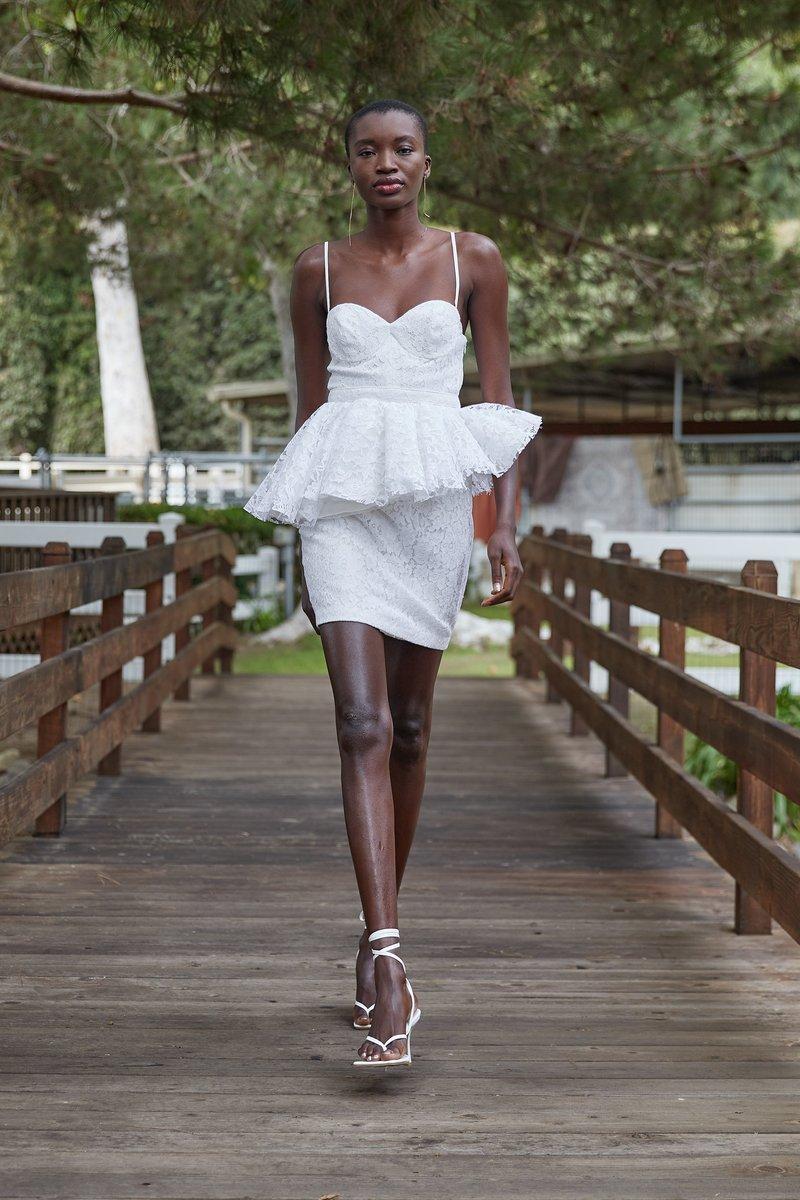 Vestidos de novia cortos con volantes para el día de la boda