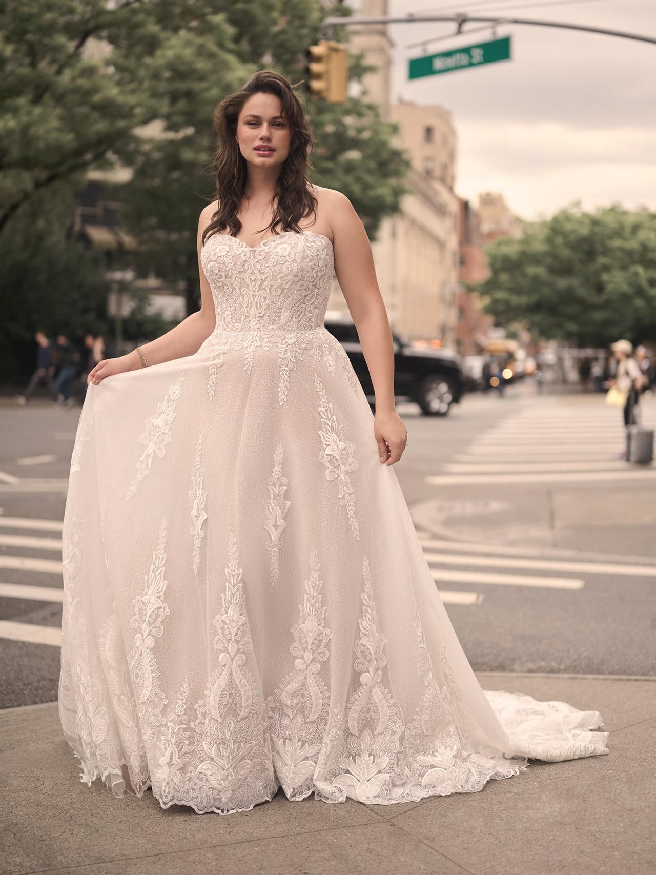 Vestido novia talla grande con escote corazón y falda con color