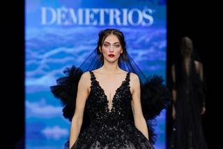 Vestido de novia negro de encaje con corte princesa