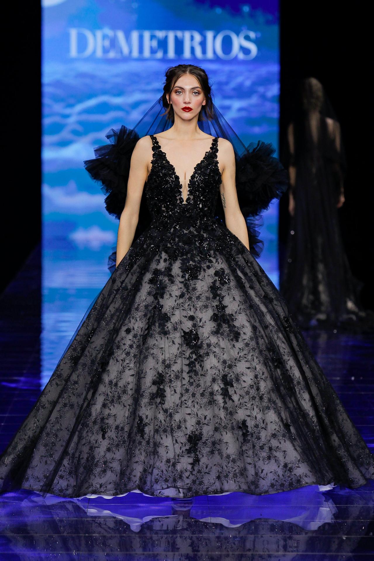 Vestido de novia negro de encaje con corte princesa