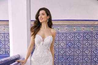 Vestido de novia con escote corazón y encaje para el día de la boda