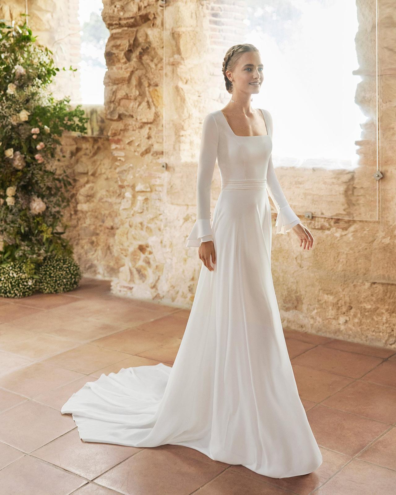 vestido de novia sencillo de estilo minimalista con manga larga de puños acampanados