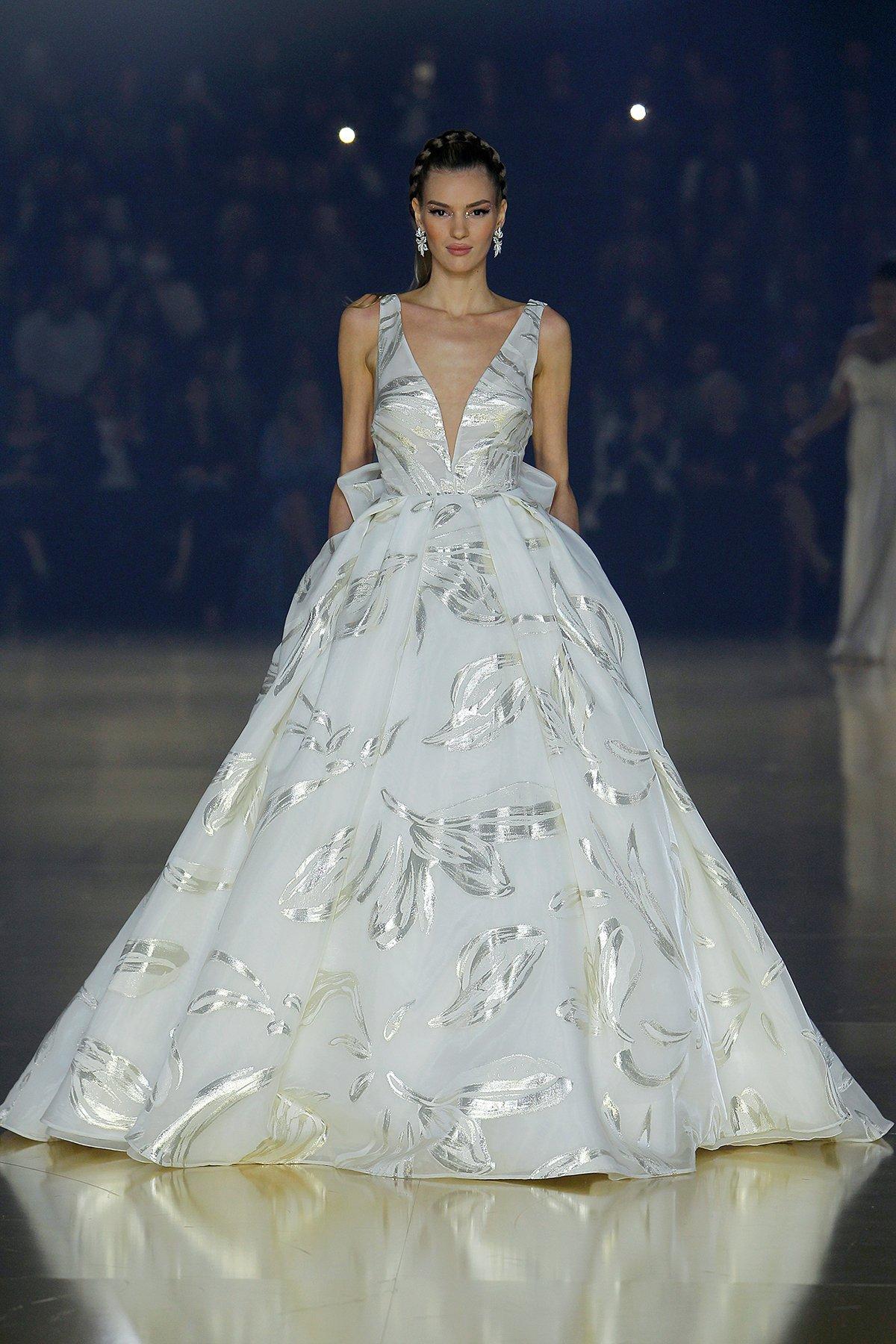 Vestido Atelier Pronovias 2023 con escote en V y destellos plateados