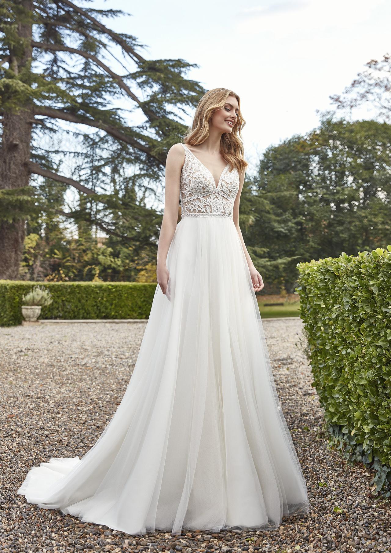 Vestidos de novia con escote en V y tirantes para el día de la boda