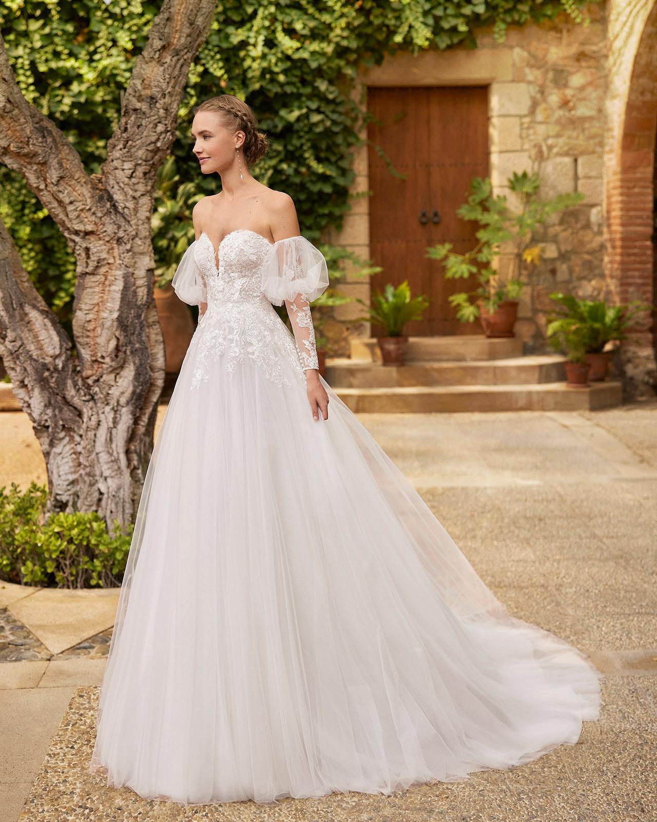 vestido de novia con falda voluminosa con cuerpo de encaje y mangas largas abullonadas