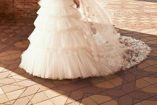 Vestido de novia con escote corazón y volantes para el día de la boda