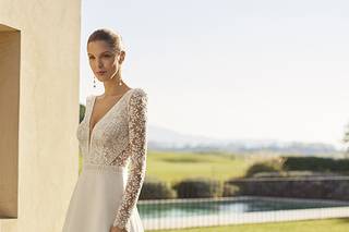 Vestido novia sencillo manga larga, con cuerpo de encaje y falda lisa