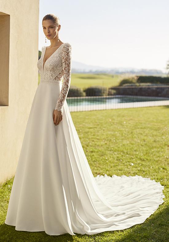 Vestido novia sencillo manga larga, con cuerpo de encaje y falda lisa