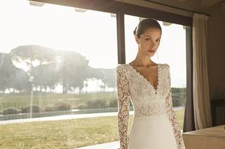 Vestidos de novia de manga larga con cola