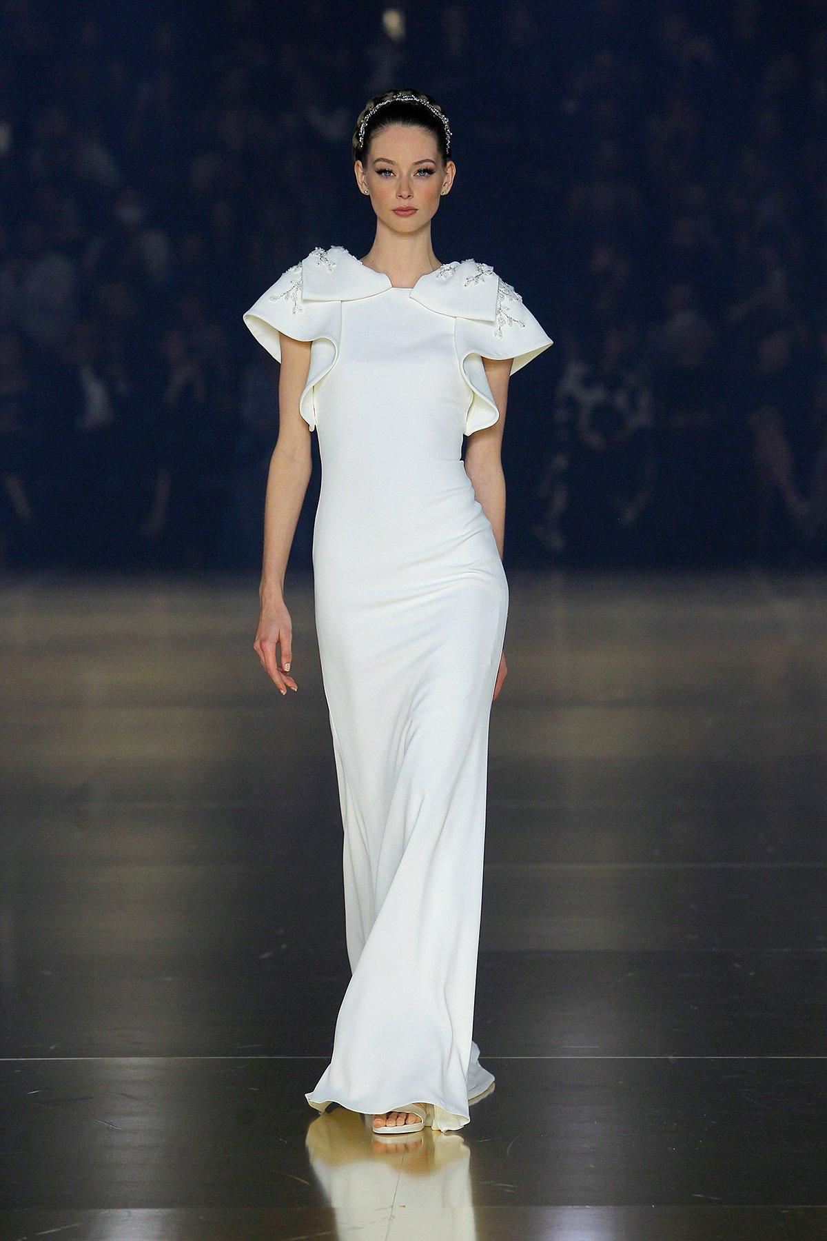 Vestido Atelier Pronovias 2023 de corte sirena con volantes en los hombros
