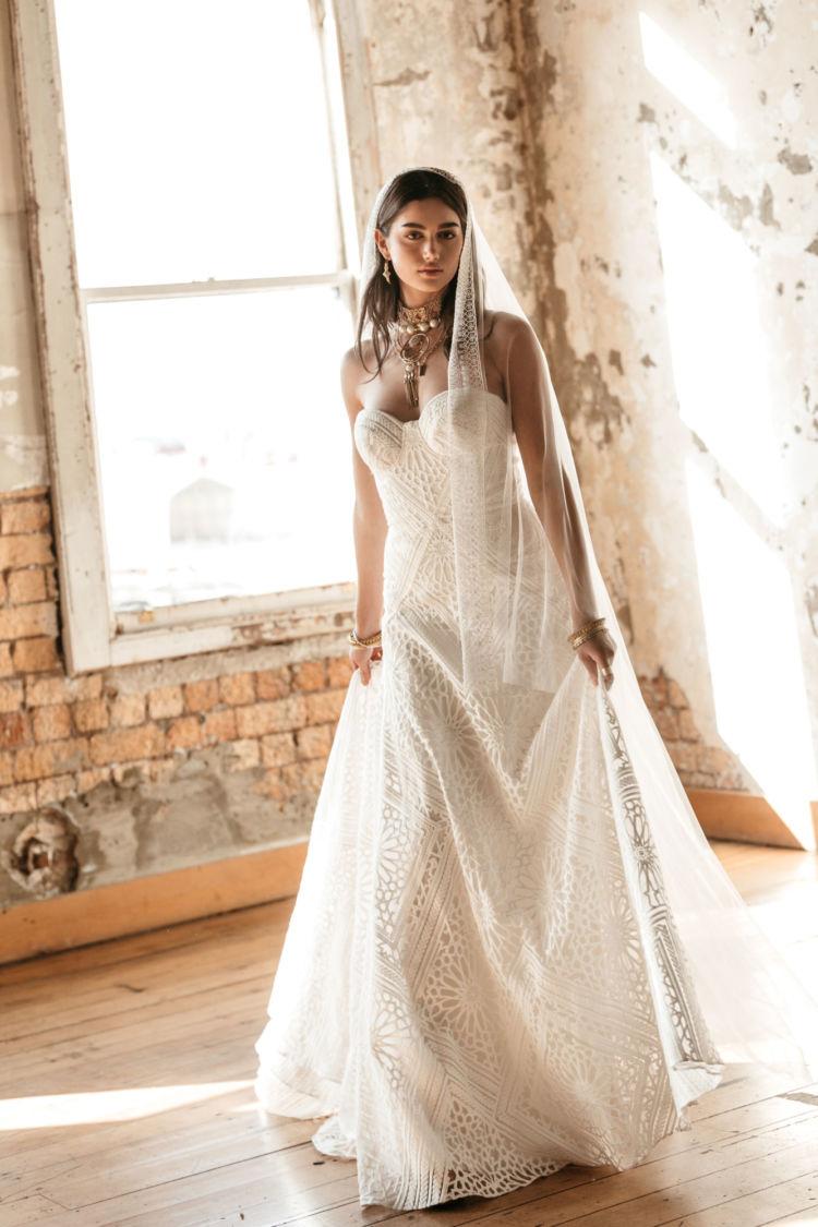 Vestido de novia con escote corazón y bellos bordados y encajes de la colección Golden Rhapsody de Rue de Seine 2021