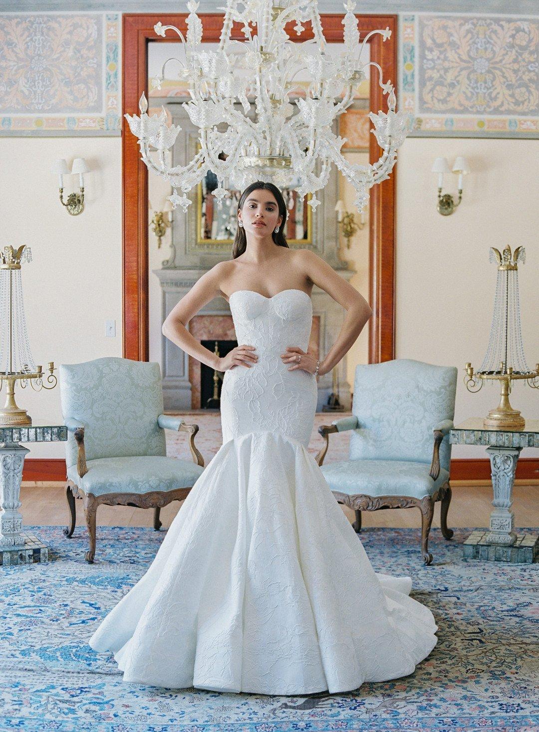 Vestido de novia con escote corazón y silueta sirena para el día de la boda