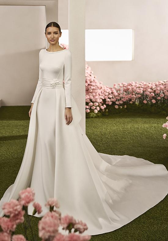 Trajes de novia manga larga con sobrefalda con cola