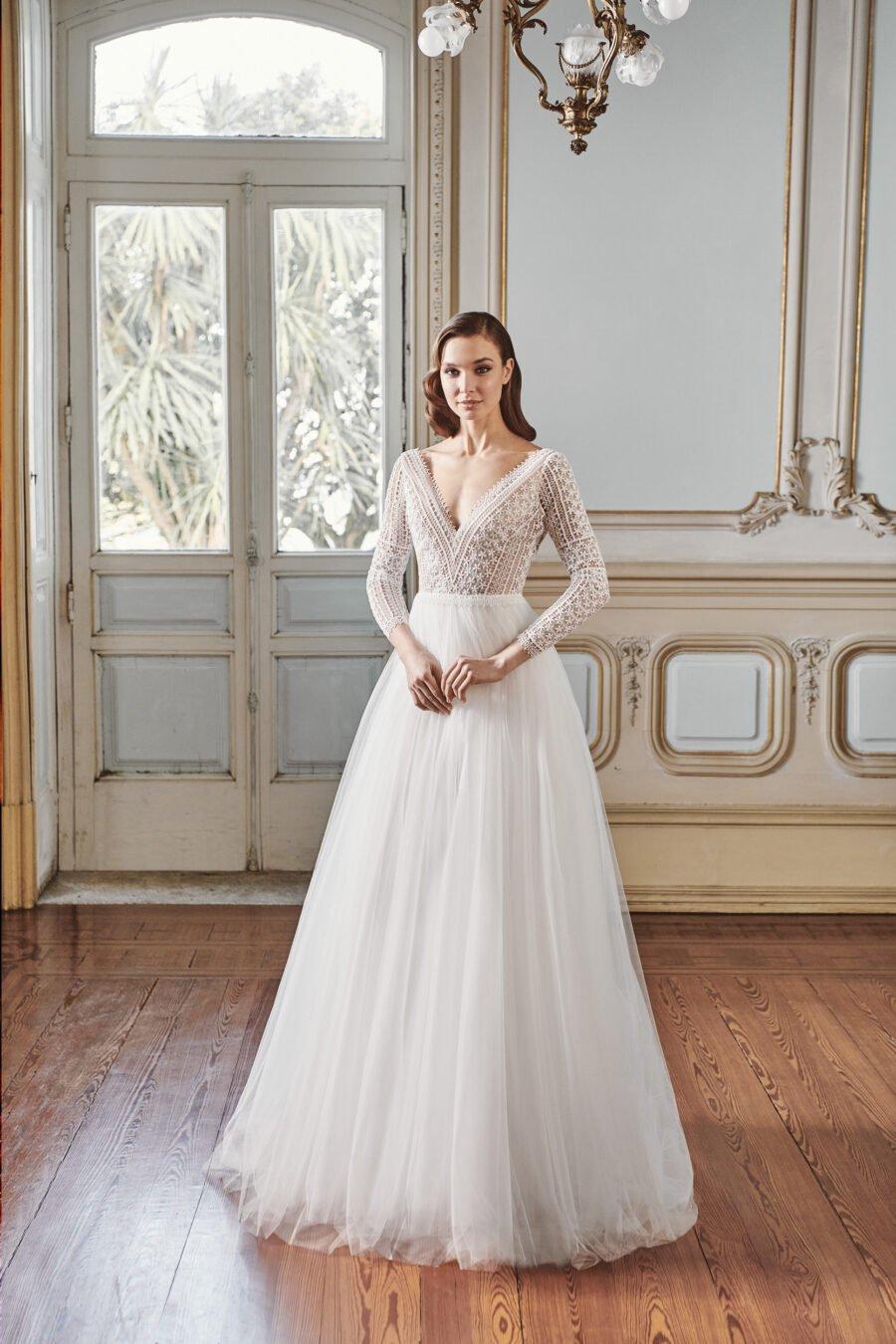 Vestido de novia de manga larga y corte princesa de la colección 2021 de Silvia Fernández Atelier, perfecto para el día de la boda