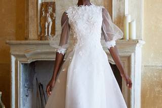 Vestido de novia corto con transparencias, escote barco y elementos en 3D, perfecto para el día de la boda