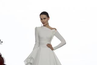 vestidos de novia para mujeres maduras: estilo con escote cerrado y manga larga