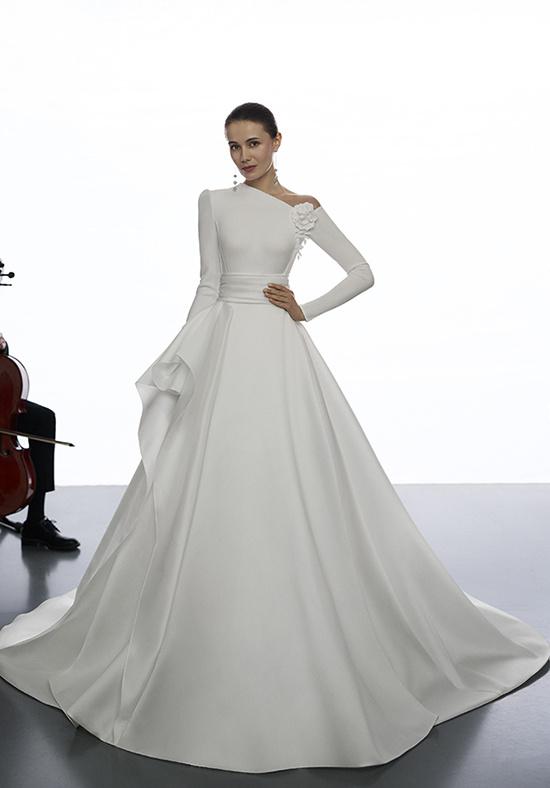 vestidos de novia para mujeres maduras: estilo con escote cerrado y manga larga