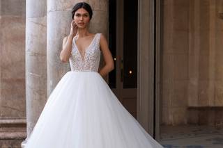 Vestidos de novia con escote en V y falda princesa para el día de la boda