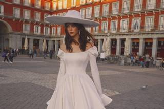 Vestido de novia corto con escote de hombros caídos y manga larga