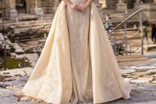 Vestido de novia de dos piezas con sobrefalda en un color neutro