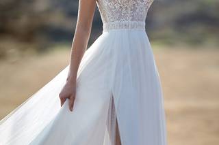 Vestido de novia con escote corazón y profunda abertura en la falda para el día de la boda