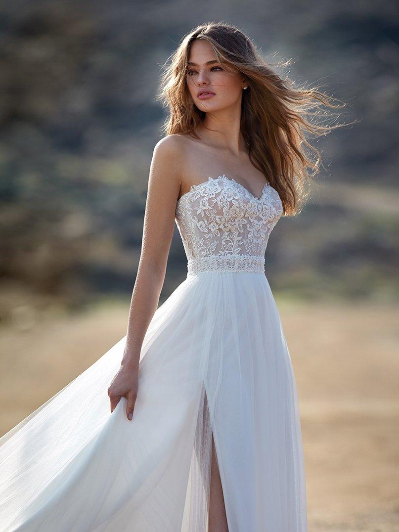 Vestido de novia con escote corazón y profunda abertura en la falda para el día de la boda