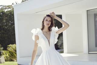 Vestidos de novia con escote en V y volantes para el día de la boda