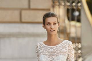 Vestido de novia con escote ilusión y encaje floral