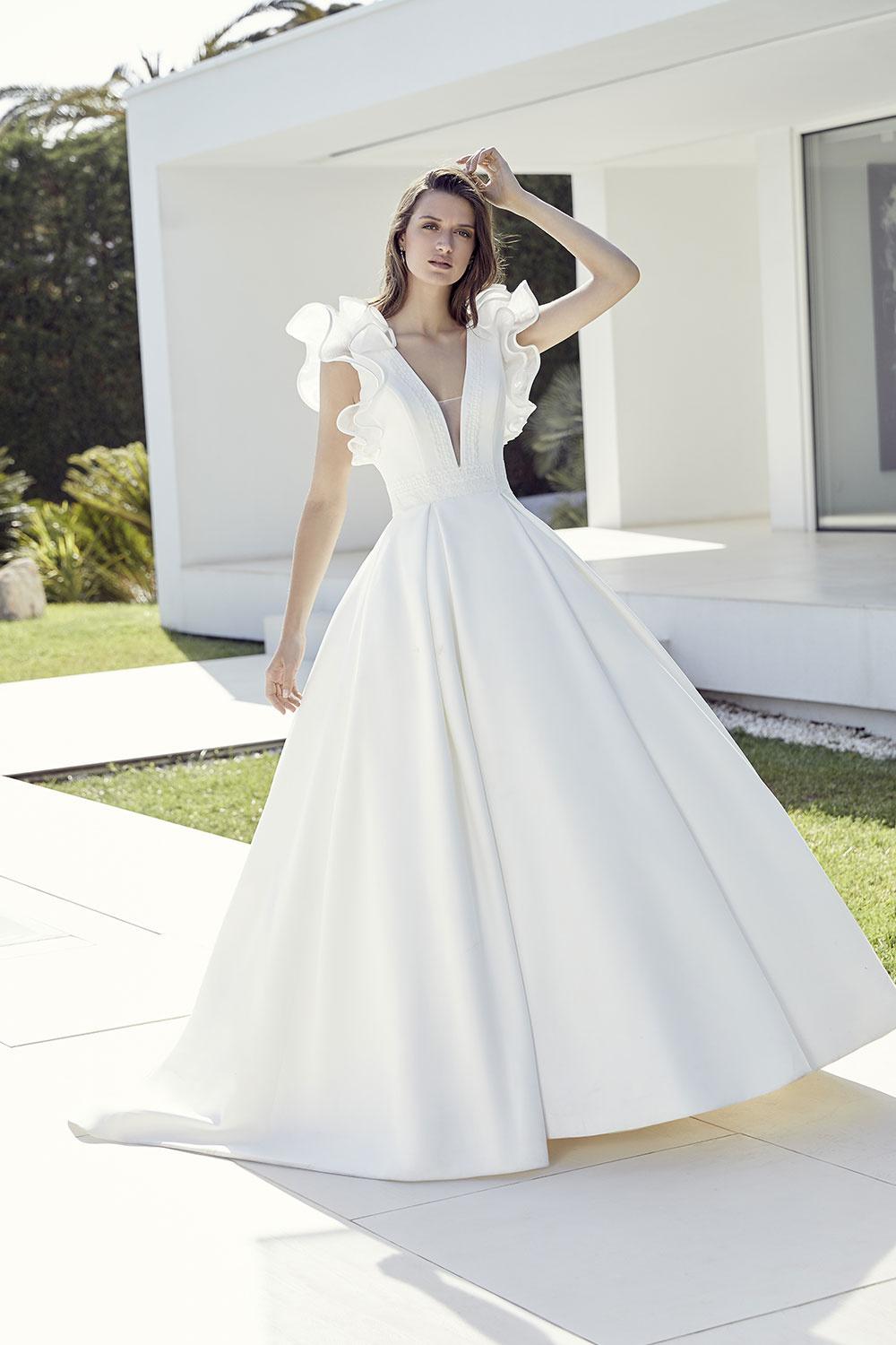 Vestidos de novia con escote en V y volantes para el día de la boda