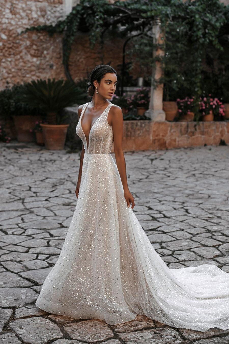 Vestidos de novia con escote en V y destellos metalizados para el día de la boda