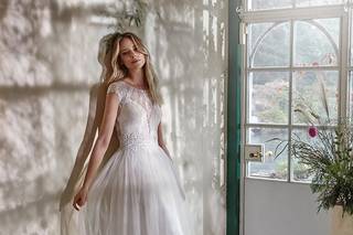 Vestido de novia con escote ilusión y manga corta