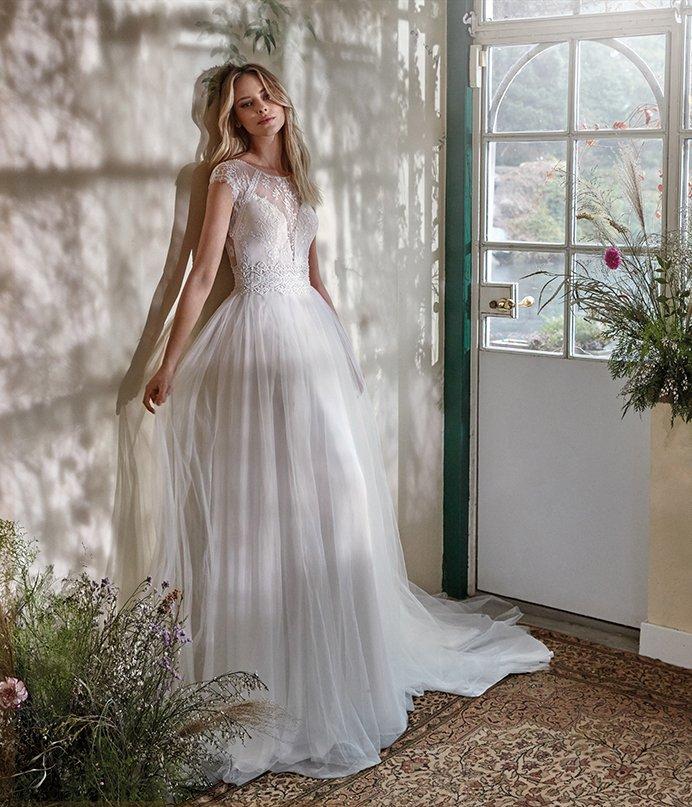 Vestido de novia con escote ilusión y manga corta