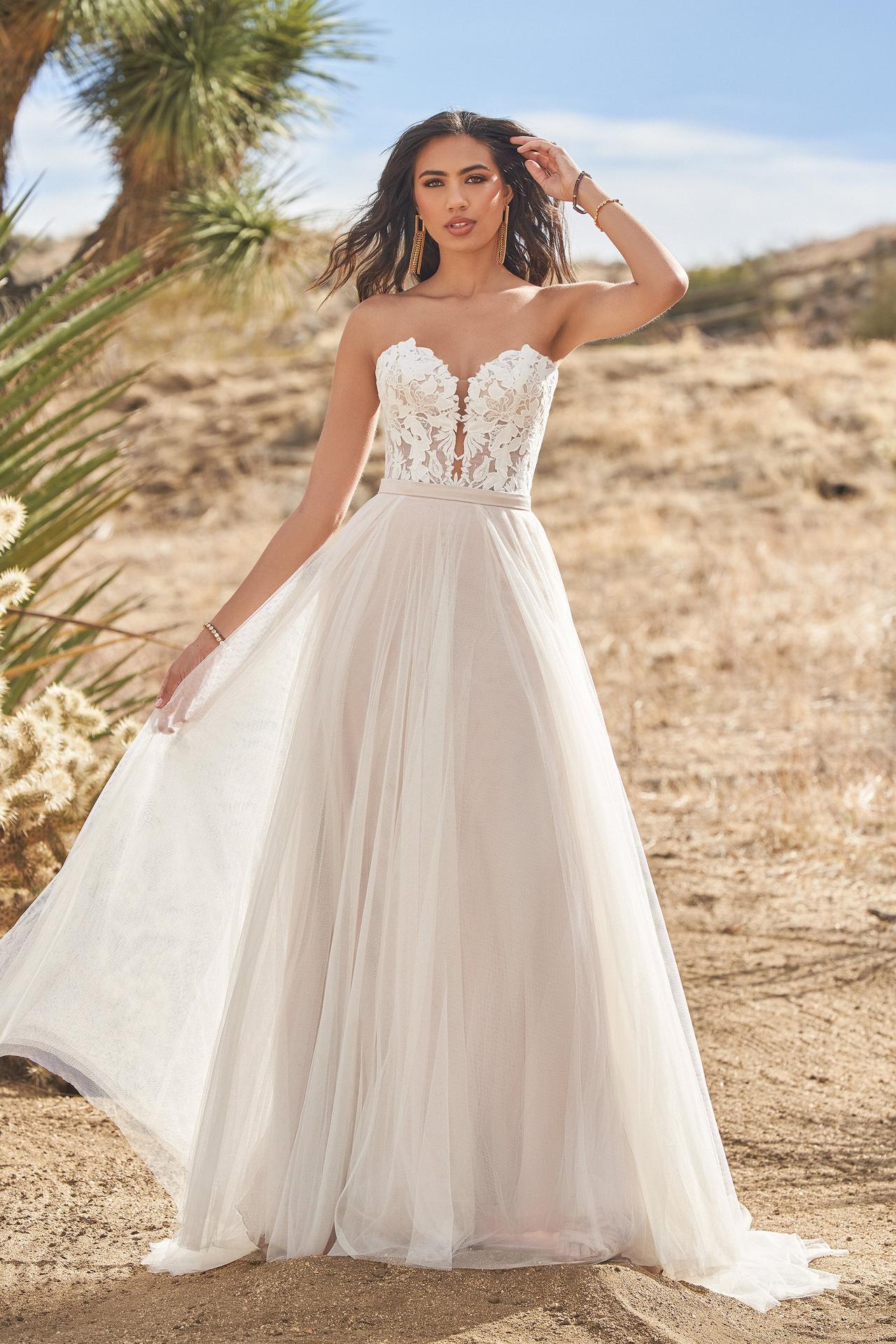 vestido de novia con sobrefalda desmontable y escote palabra de honor