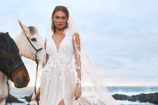 Vestido de novia de dos piezas con capa