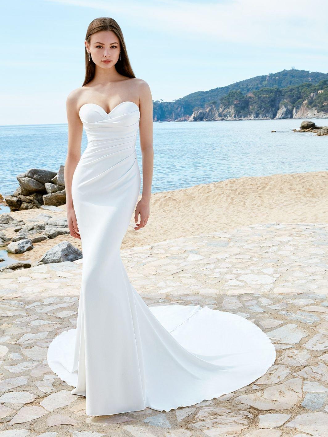 Vestido de novia con escote corazón drapeado para el día de la boda