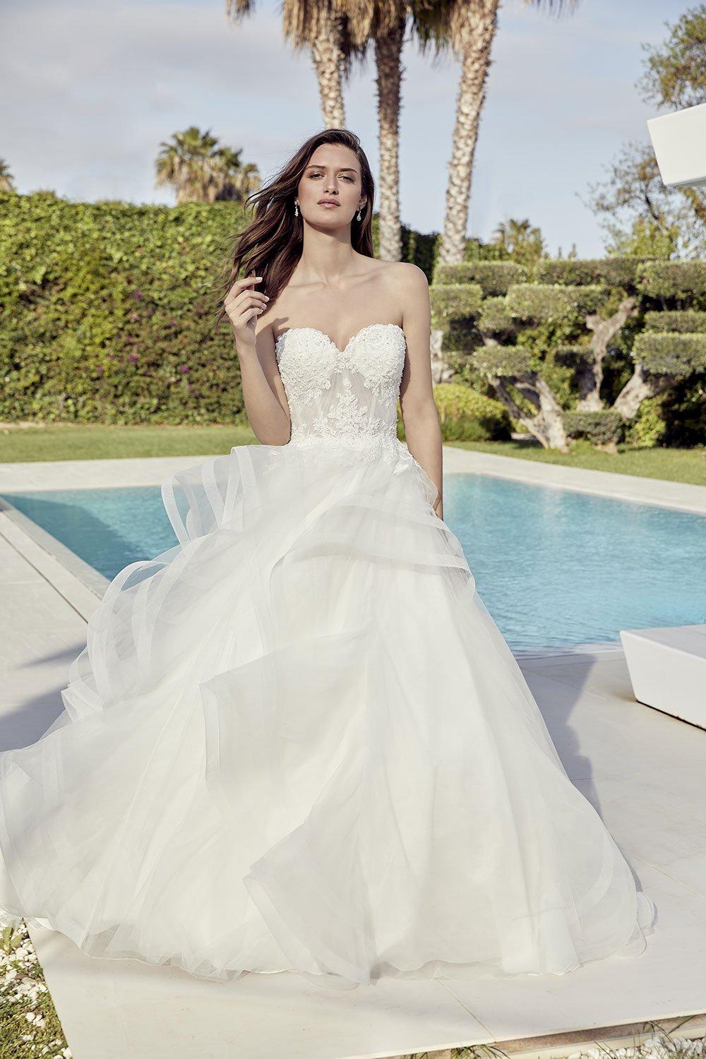 Vestido de novia con escote corazón y volantes para el día de la boda