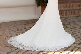 vestidos de novia con espalda descubierta con encaje y manga larga