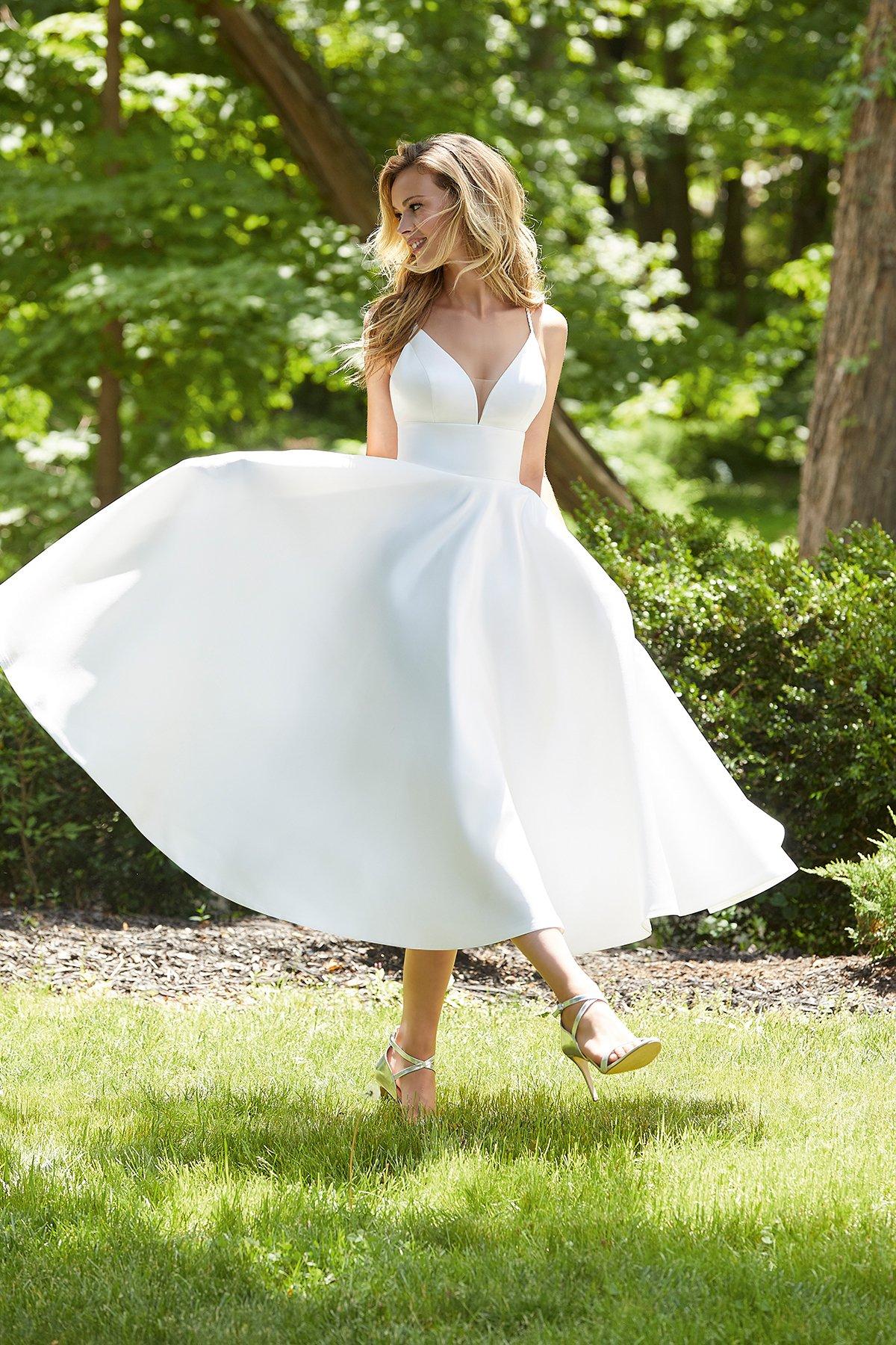 Vestidos de novia con escote en V y falda midi para el día de la boda