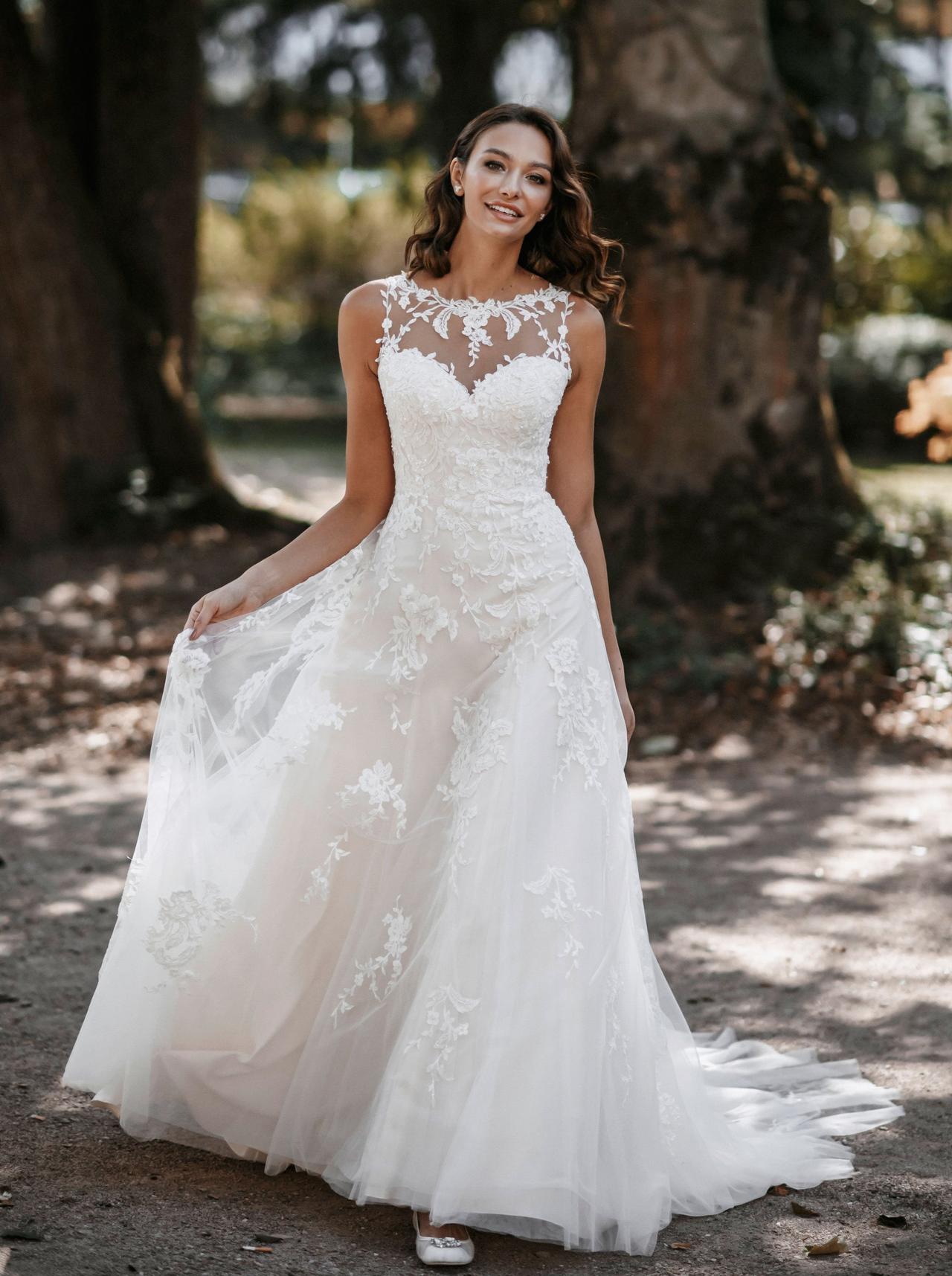 Vestido de novia con escote ilusión y motivos florales