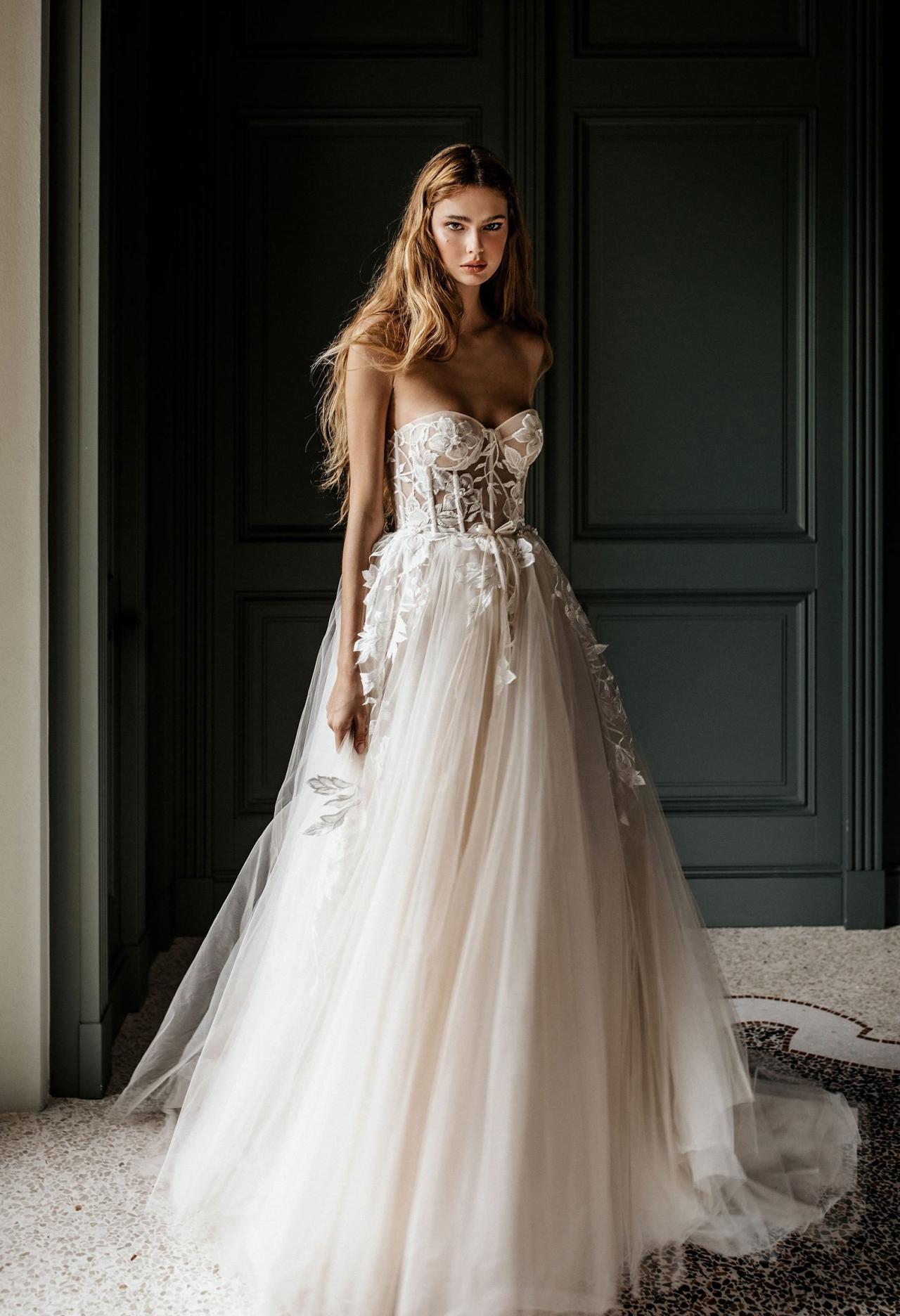 Vestido de novia con escote corazón con encaje floral para el día de la boda