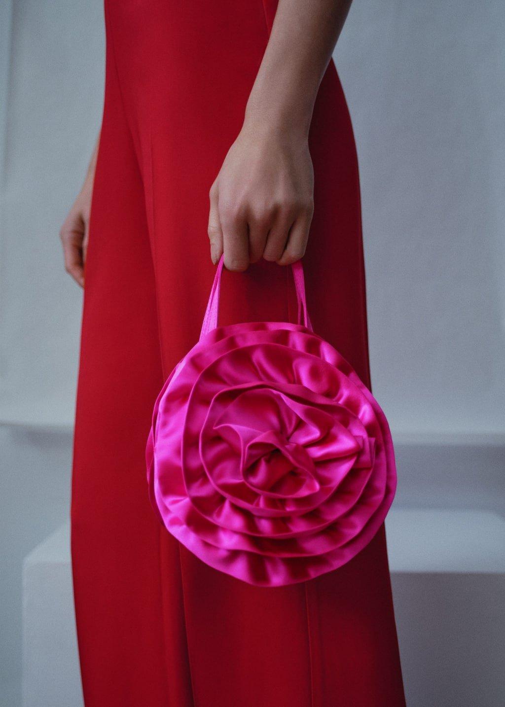 bolso de invitada rosa con detalle