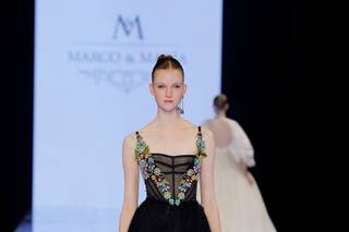 Vestido de novia negro con bordados de flores de colores