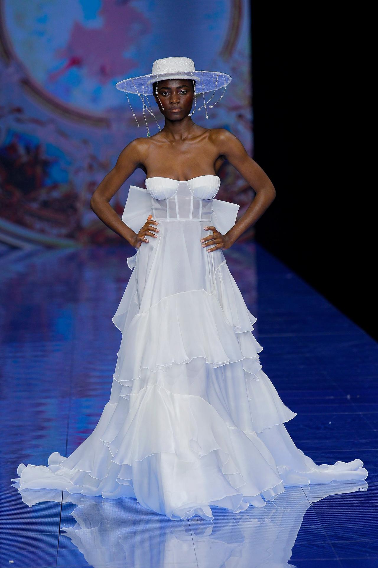 Vestido boda civil con cuerpo lencero y falda con volantes