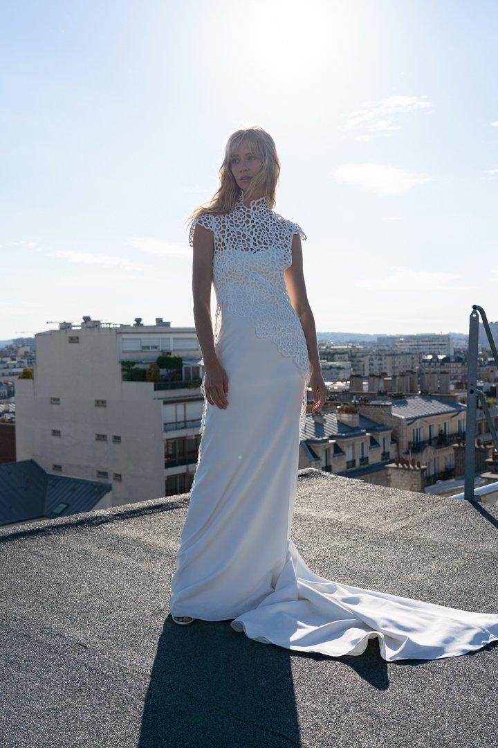 Vestido de novia con escote ilusión y corte recto