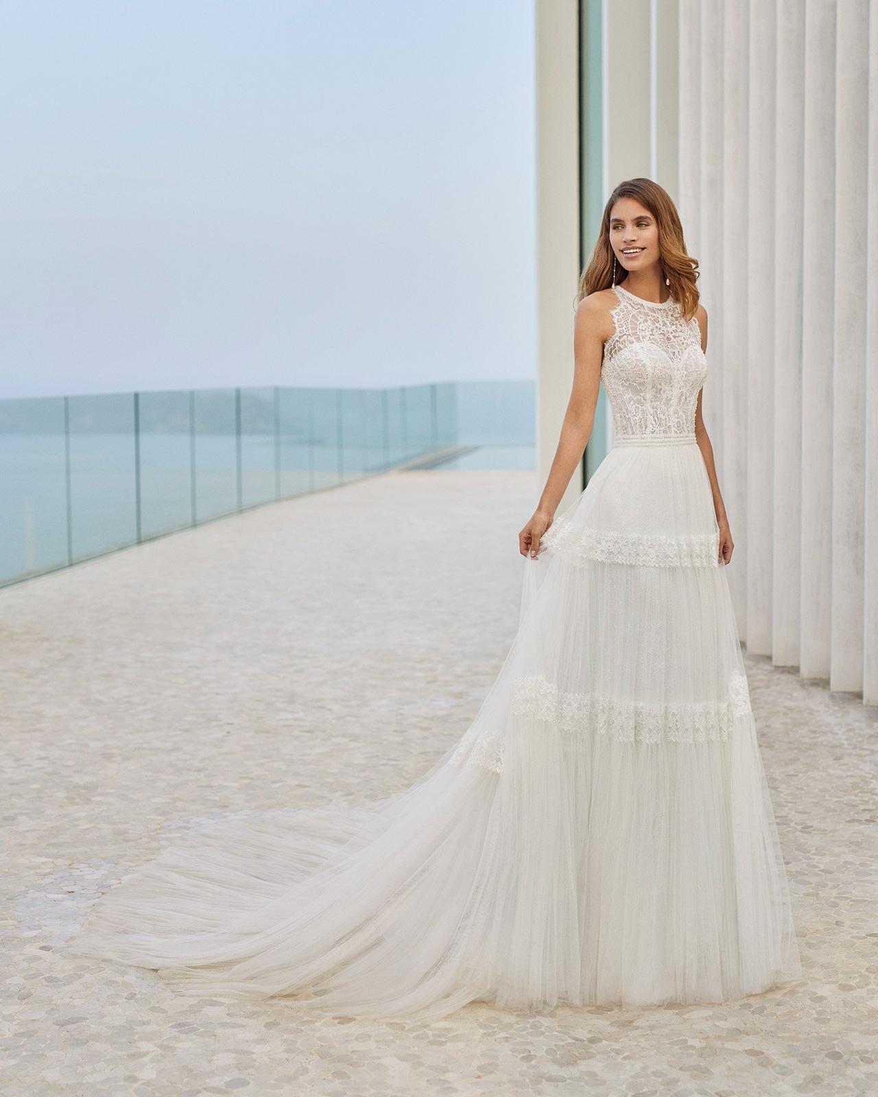 Vestido de novia con escote ilusión de estilo boho chic