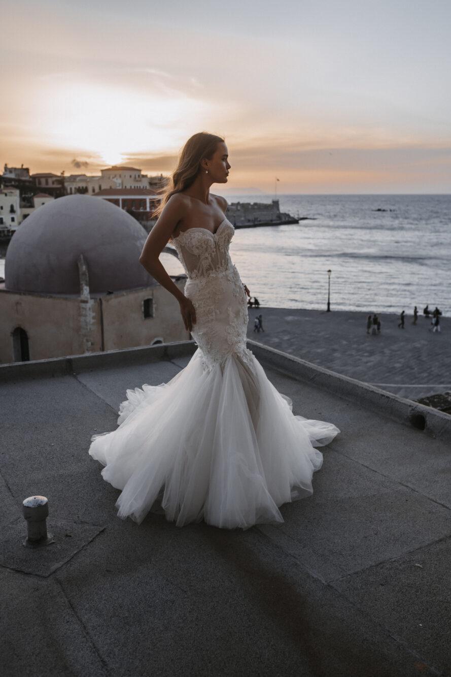 Vestido de novia con escote corazón y corte sirena para el día de la boda