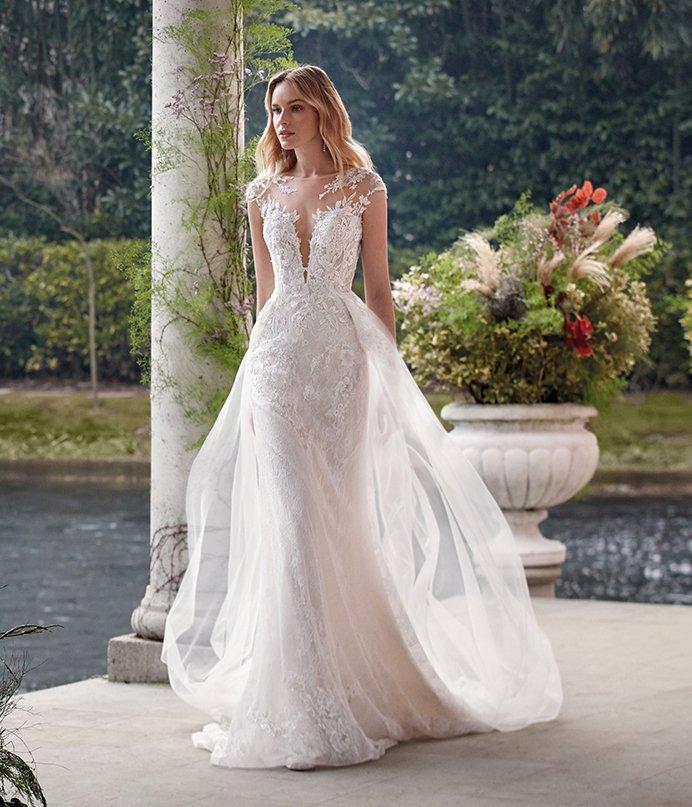 Vestidos de novia Colet 2022: modelo Endivia de manga corta y escote ilusión