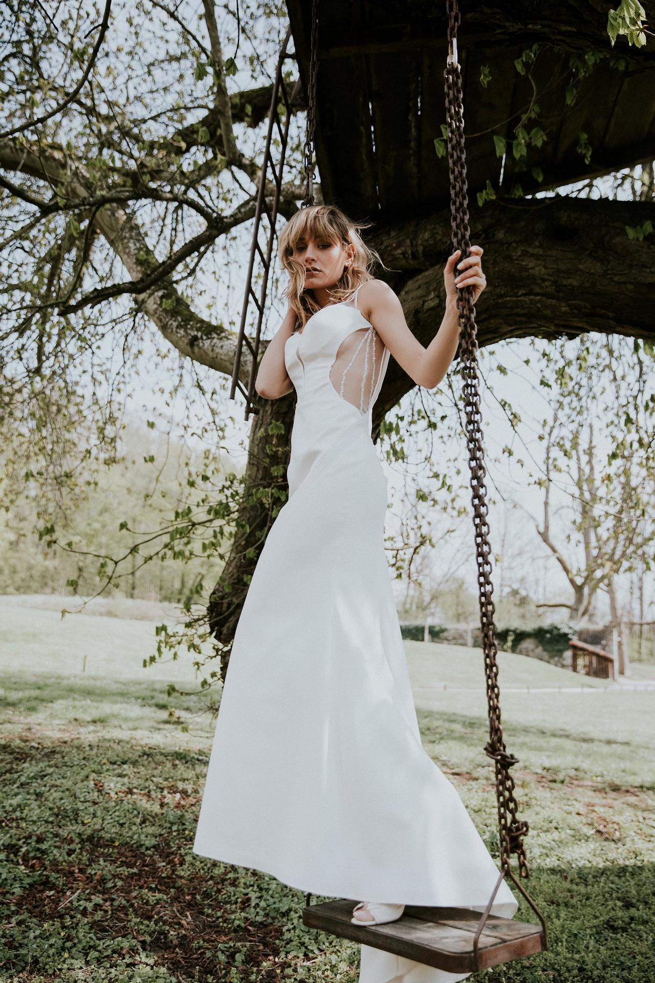 Vestidos de novia Cymbeline 2022: modelo evasé con transparencias en los costados y en la espalda