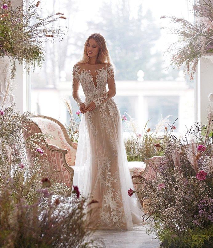 Vestidos de novia Colet 2022: modelo Azalea, con manga larga y transparencias